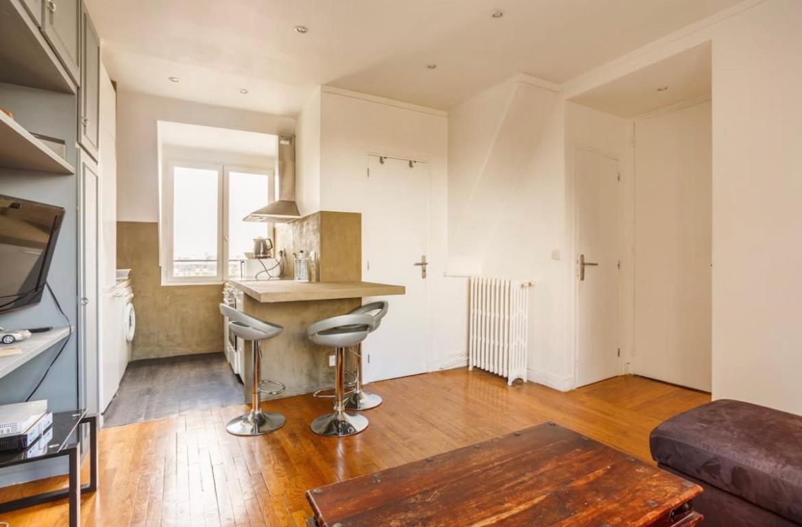 Beautiful Apartment With A View Of Eiffel Tower In Center ปารีส ภายนอก รูปภาพ