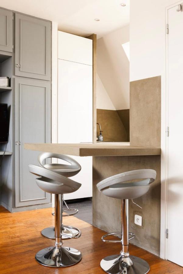 Beautiful Apartment With A View Of Eiffel Tower In Center ปารีส ภายนอก รูปภาพ