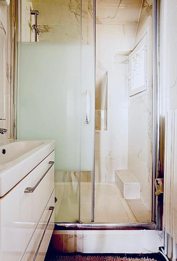 Beautiful Apartment With A View Of Eiffel Tower In Center ปารีส ภายนอก รูปภาพ